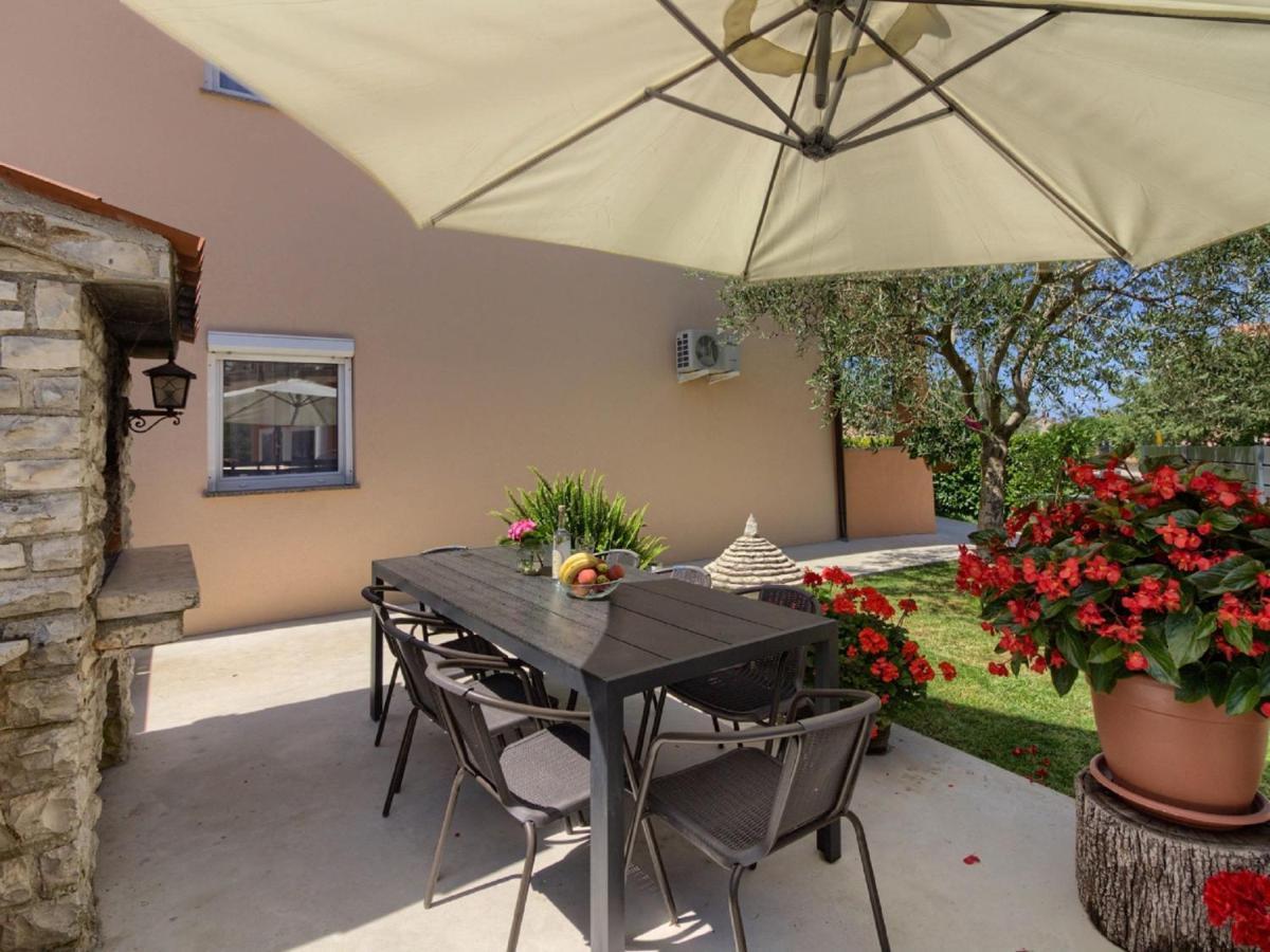 Spacious Holiday Home In Peroj With Private Pool Kültér fotó